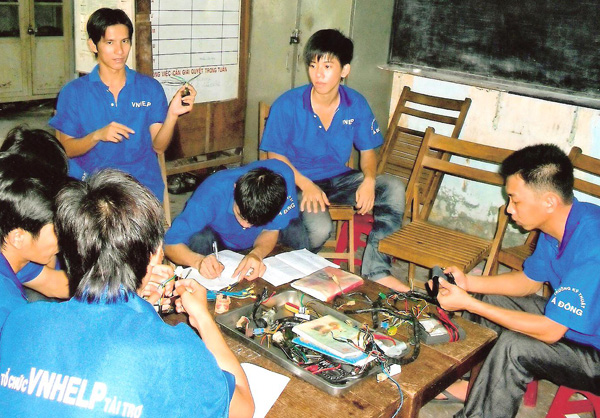 Students study together and help each other out.