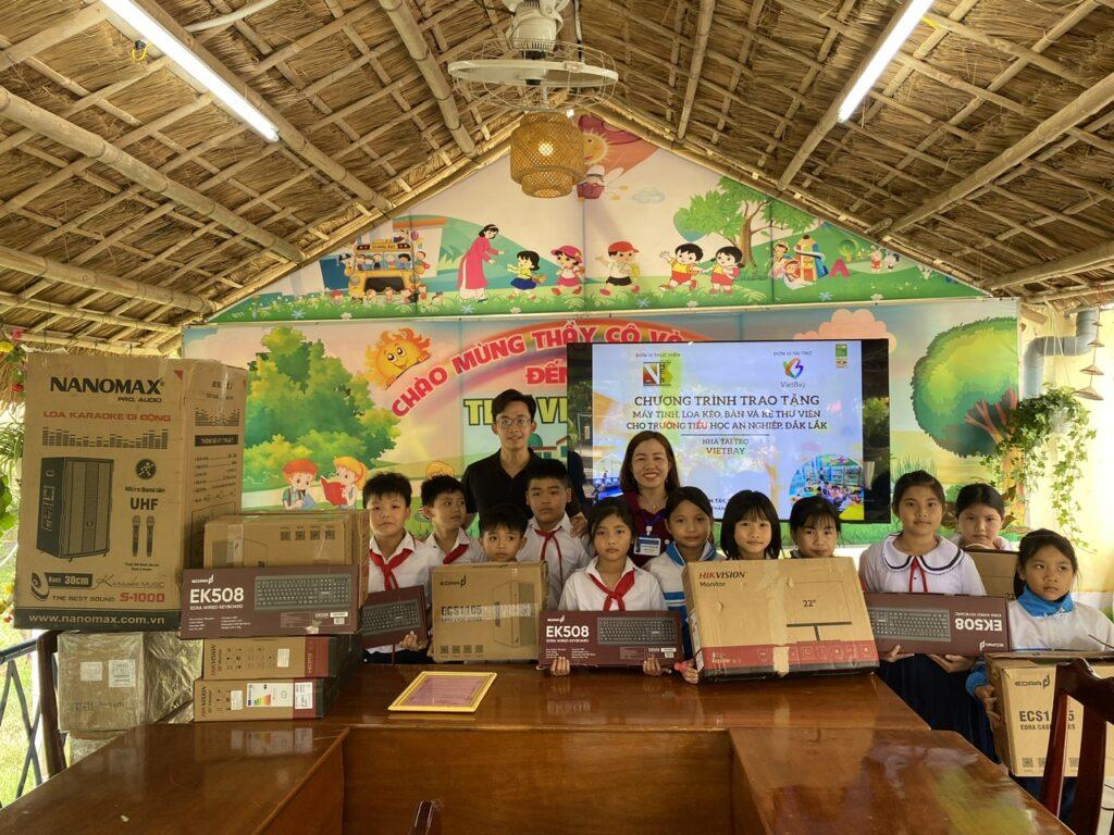 Flood relief: School equipments in Dak Lak